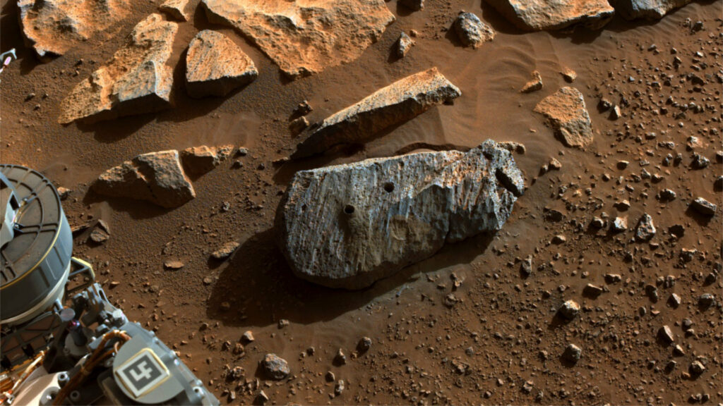 « Rochette » la roche martienne qui a servi au prélèvement d'échantillons // Source : NASA/JPL-Caltech (photo recadrée)