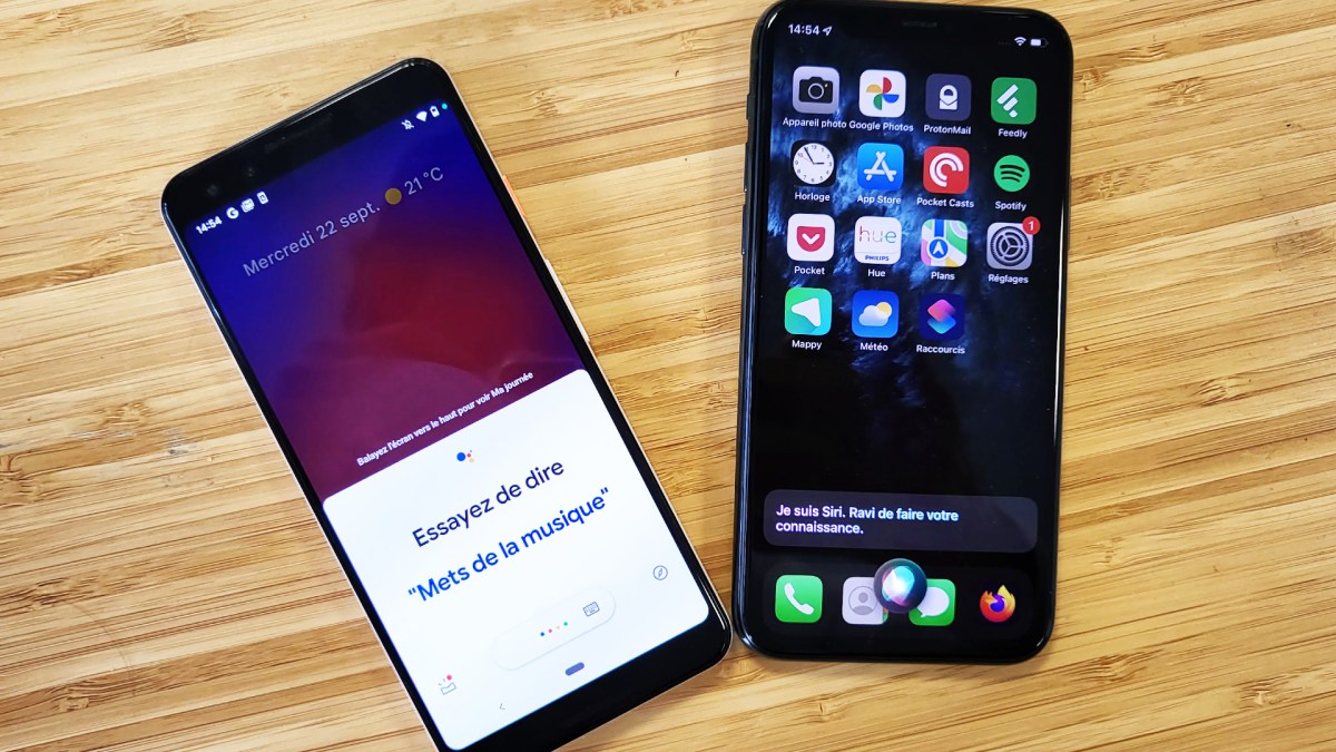 Google Assistant à gauche, Siri à droite. // Source : Photo Numerama