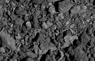 La surface de Bennu. // Source : NASA/Goddard/University of Arizona (photo recadrée)