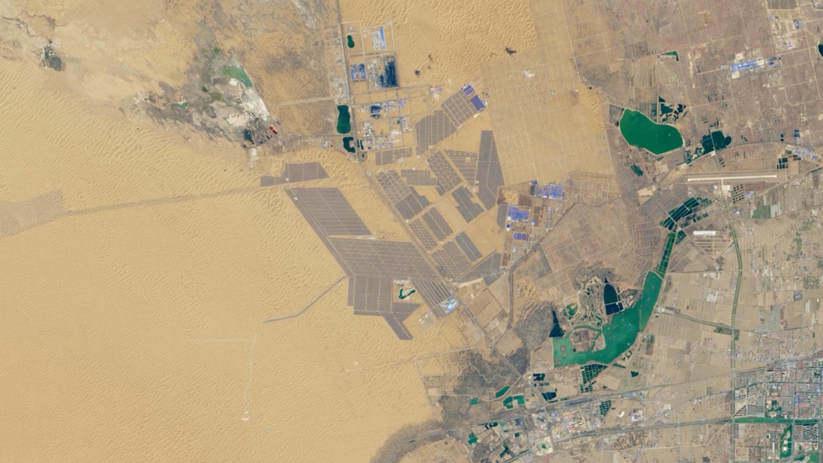 La Chine a déjà des parcs solaires dans le désert, comme ici celui situé dans le désert de Tengger // Source : Earth Observatory Nasa