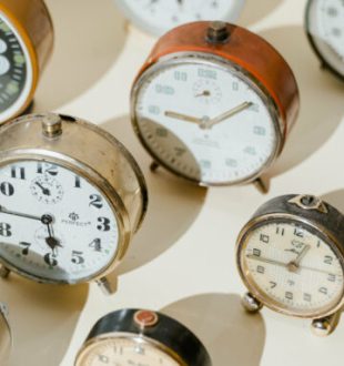 Il va falloir continuer à avancer ou reculer son réveil. // Source : Pexels/Tima Miroshnichenko Il va falloir continuer à avancer ou reculer son réveil. // Source : Pexels/Tima Miroshnichenko