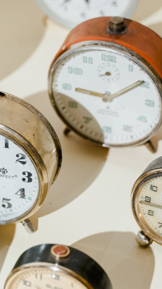 Il va falloir continuer à avancer ou reculer son réveil. // Source : Pexels/Tima Miroshnichenko Il va falloir continuer à avancer ou reculer son réveil. // Source : Pexels/Tima Miroshnichenko