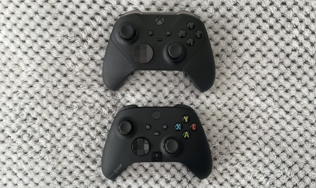 Manette Xbox Elite Series 2 (en haut) versus manette Scuf Instinct Pro (en bas) // Source : Maxime Claudel pour Numerama