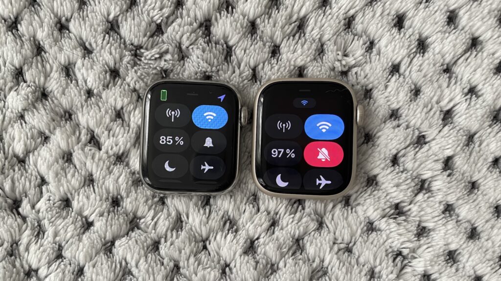 Centre de contrôle sur Apple Watch Series 6 (gauche) versus centre de contrôle sur Apple Watch Series 7 (droite) // Source : Maxime Claudel pour Numerama
