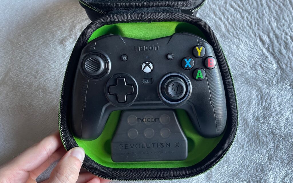 Manette Nacon Revolution X Pro Controller pour Xbox // Source : Maxime Claudel pour Numerama Manette Nacon Revolution X Pro Controller pour Xbox // Source : Maxime Claudel pour Numerama
