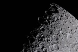 Photo prise pendant le survol de la face cachée de la Lune par Artémis II. // Source : Flickr/Nasa Johnson (image recadrée)
