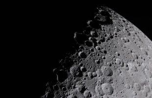 Photo prise pendant le survol de la face cachée de la Lune par Artémis II. // Source : Flickr/Nasa Johnson (image recadrée)
