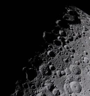 Photo prise pendant le survol de la face cachée de la Lune par Artémis II. // Source : Flickr/Nasa Johnson (image recadrée)