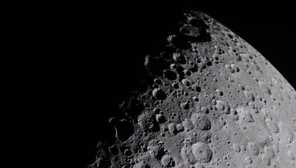 Photo prise pendant le survol de la face cachée de la Lune par Artémis II. // Source : Flickr/Nasa Johnson (image recadrée)