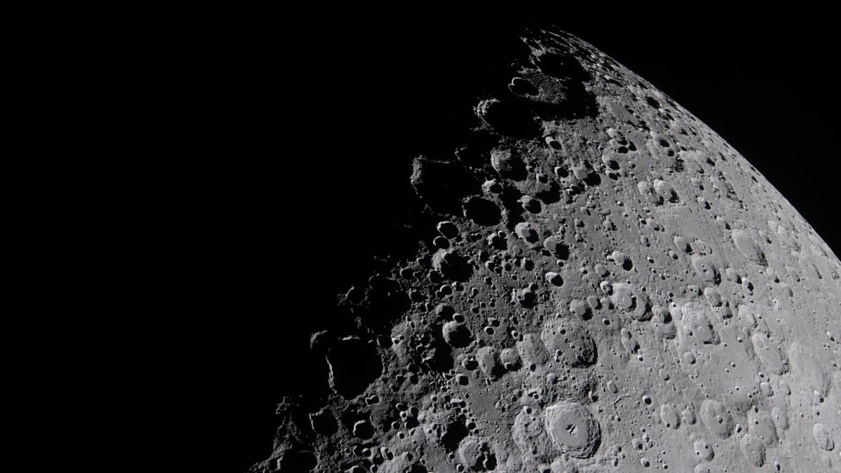 Photo prise pendant le survol de la face cachée de la Lune par Artémis II. // Source : Flickr/Nasa Johnson (image recadrée)