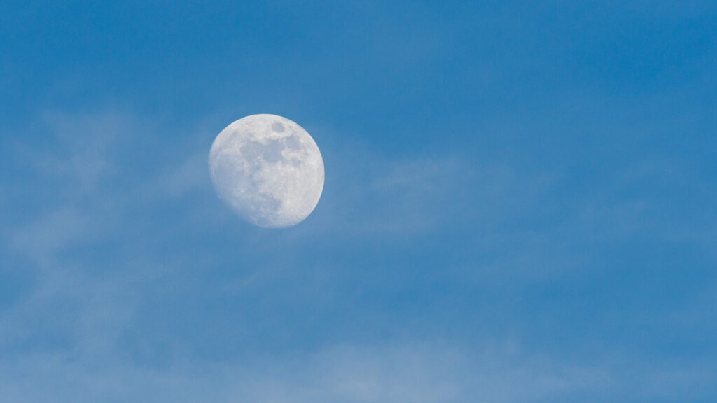 La Lune dans les nuages. // Source : Flickr/CC/Phil McIver (photo recadrée)