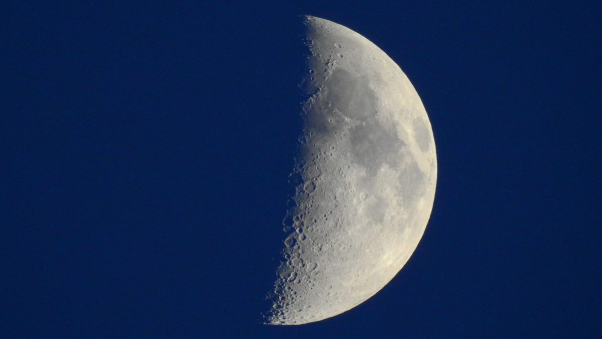 Premier quartier de Lune. // Source : Flickr/CC/Jim Mullhaupt (photo recadrée)