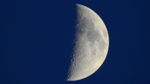 Premier quartier de Lune. // Source : Flickr/CC/Jim Mullhaupt (photo recadrée)