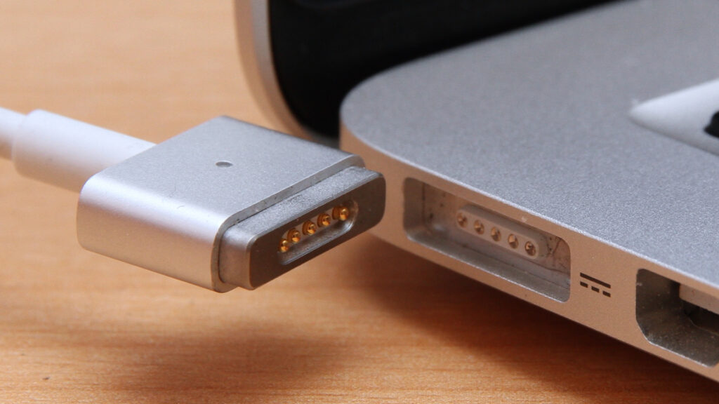 L'ancien connecteur MagSafe 2 abandonnée en 2015 // Source : Mike Stahl - Wikimedia Commons