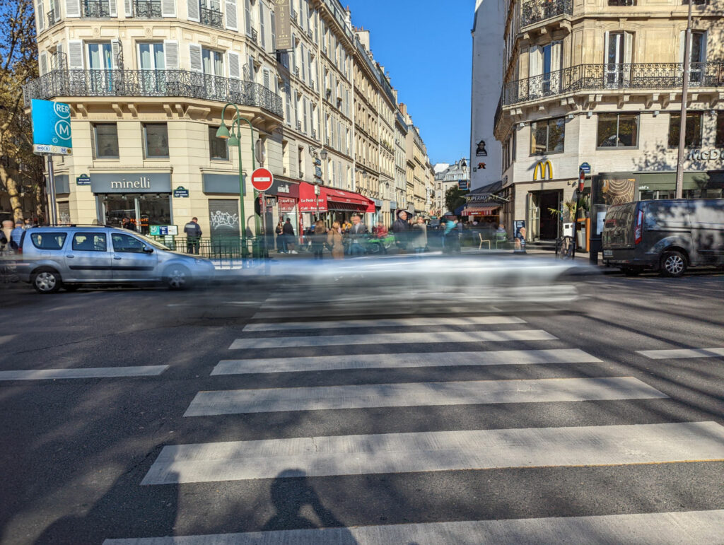 Ici tout est net à part la voiture, comme sur une photo en pose longue // Source : Photo Numerama