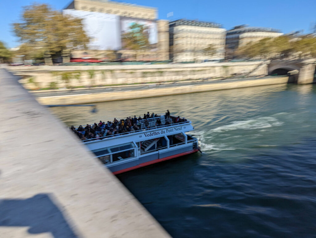 Ici, seul la péniche est nette, donnant l'impression qu'elle file à toute vitesse // Source : Photo Numerama