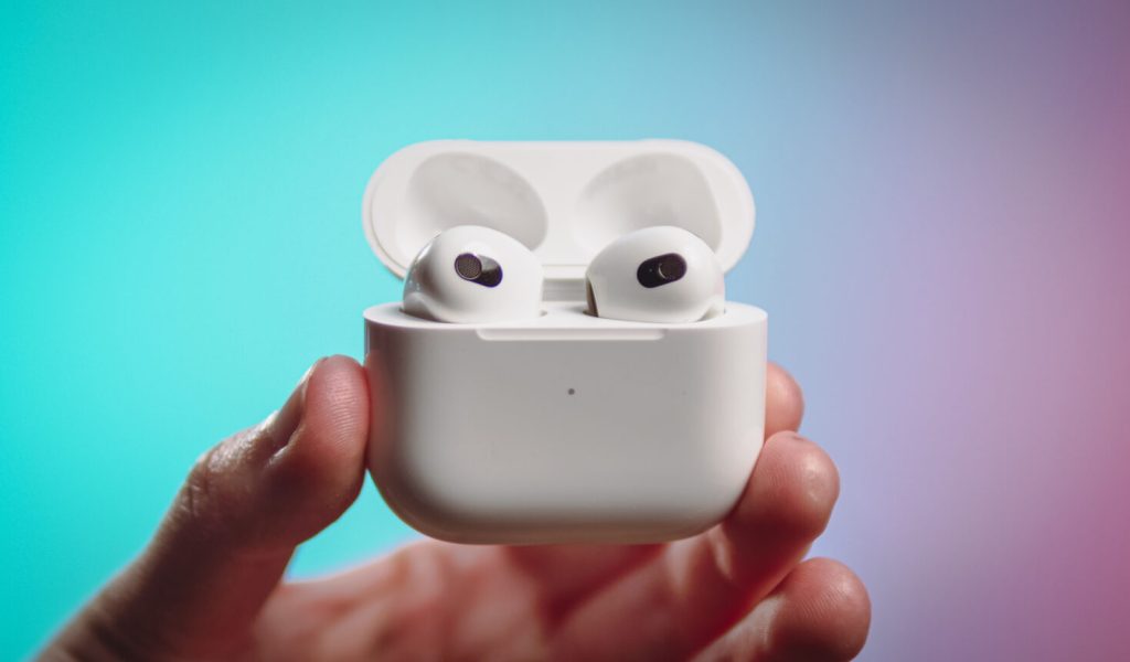 Apple AirPods 3 // Source : Louise Audry pour Numerama