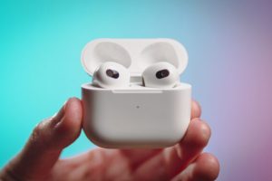 Apple AirPods 3 // Source : Louise Audry pour Numerama