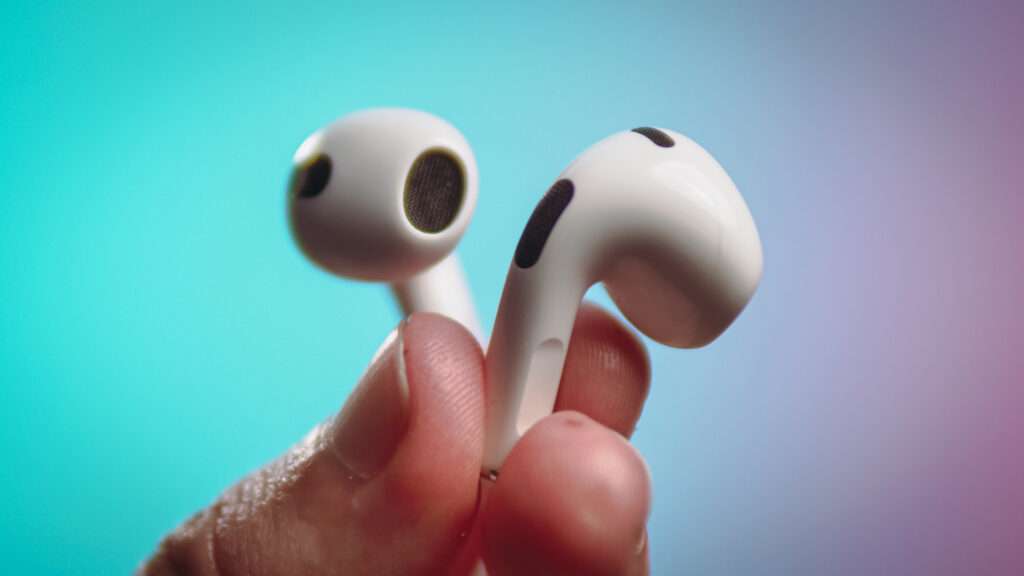 Le nouveau design de la tige reprend aussi les contrôles des AirPods Pro // Source : Louise Audry pour Numerama Le nouveau design de la tige reprend aussi les contrôles des AirPods Pro // Source : Louise Audry pour Numerama