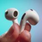 Le nouveau design de la tige reprend aussi les contrôles des AirPods Pro // Source : Louise Audry pour Numerama Le nouveau design de la tige reprend aussi les contrôles des AirPods Pro // Source : Louise Audry pour Numerama