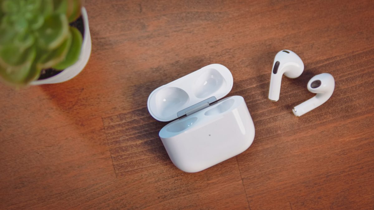 Airpods 3 // Source : Louise Audry pour Numerama