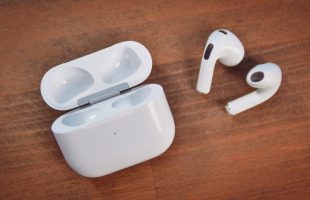 AirPods 3 // Source : Louise Audry pour Numerama