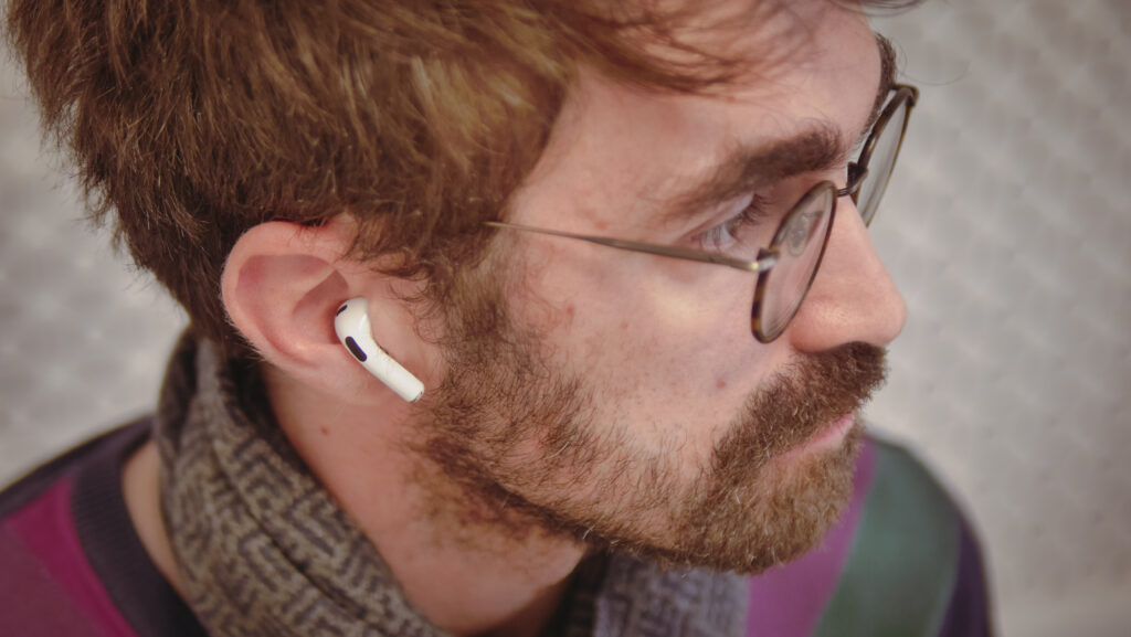 Les AirPods 3 d'Apple // Source : Louise Audry pour Numerama Les AirPods 3 d'Apple // Source : Louise Audry pour Numerama
