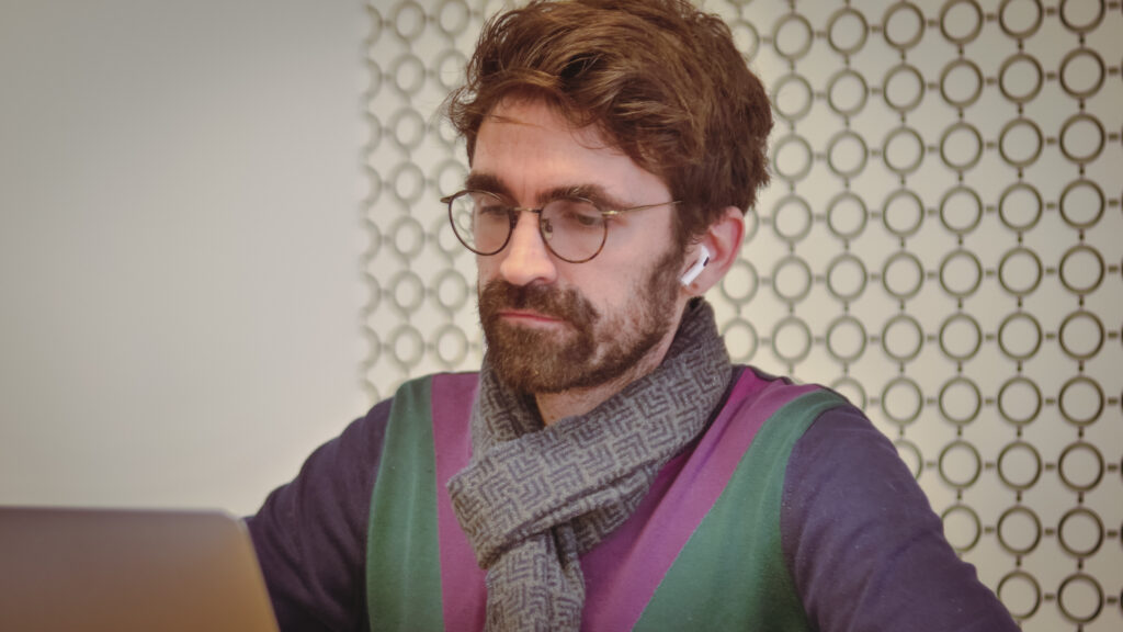 Une personne particulièrement heureuse d'écouter de la musique avec des AirPods 3 // Source : Louise Audry pour Numerama Une personne particulièrement heureuse d'écouter de la musique avec des AirPods 3 // Source : Louise Audry pour Numerama