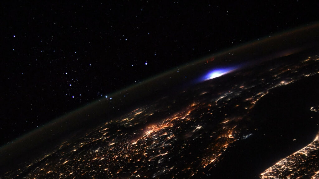 L'événement lumineux transitoire photographié par Thomas Pesquet. // Source : Flickr/CC/ESA/NASA–T. Pesquet (image recadrée) L'événement lumineux transitoire photographié par Thomas Pesquet. // Source : Flickr/CC/ESA/NASA–T. Pesquet (image recadrée)