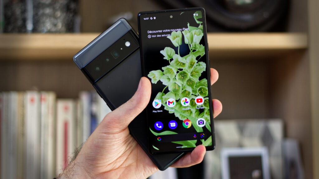 Le Pixel 6 Pro (gauche) et le PIxel 6 (droite) // Source : Photo Numerama Le Pixel 6 Pro (gauche) et le PIxel 6 (droite) // Source : Photo Numerama