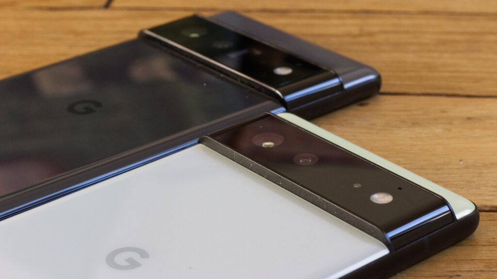 Le PIxel 6 (avant) et 6 Pro (arrière) // Source : Photo Numerama Le PIxel 6 (avant) et 6 Pro (arrière) // Source : Photo Numerama