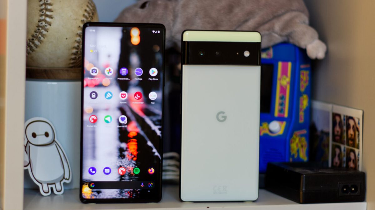 Le Pixel 6 (droite) et 6 Pro (gauche) // Source : Photo Numerama