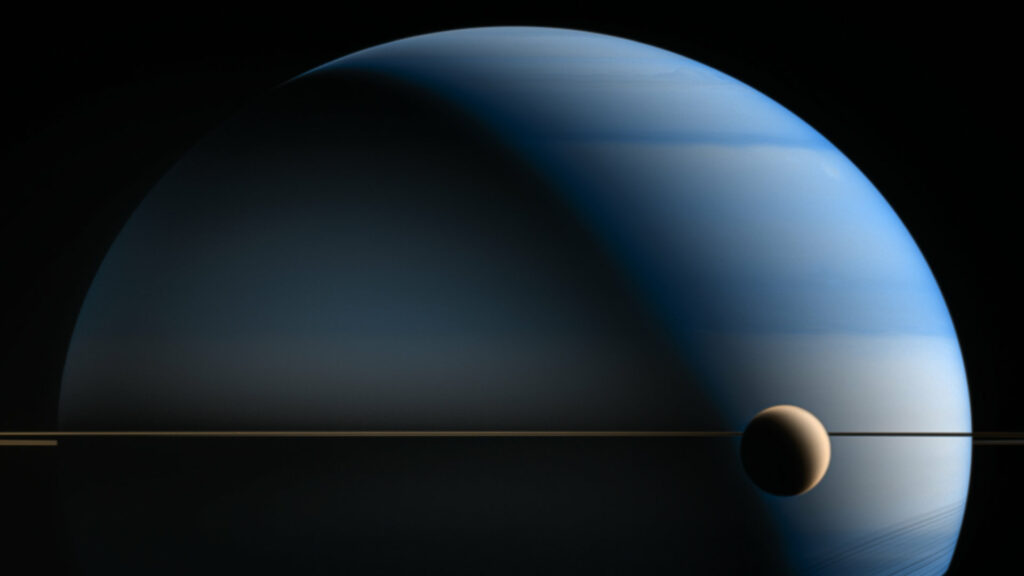 Saturne et Titan en fausses couleurs. // Source : Flickr/CC/NASA/JPL-Caltech/SSI/CICLOPS/Kevin M. Gill (image recadrée)
