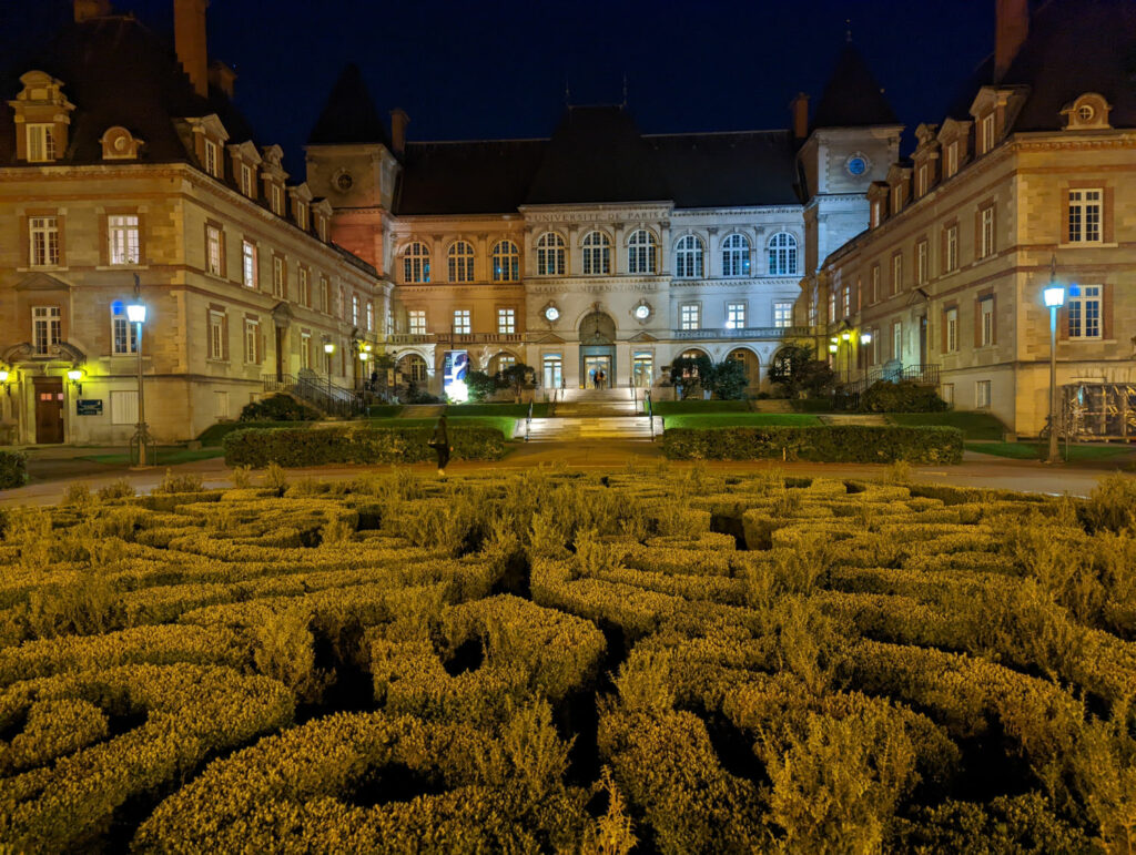 De nuit, le Pixel parvient à capturer une scène lumineuse sans trop faire grimper les ISO (et donc sans trop ajouter de grain) // Source : Photo Numerama