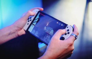 Nintendo Switch OLED // Source : Louise Audry pour Numerama