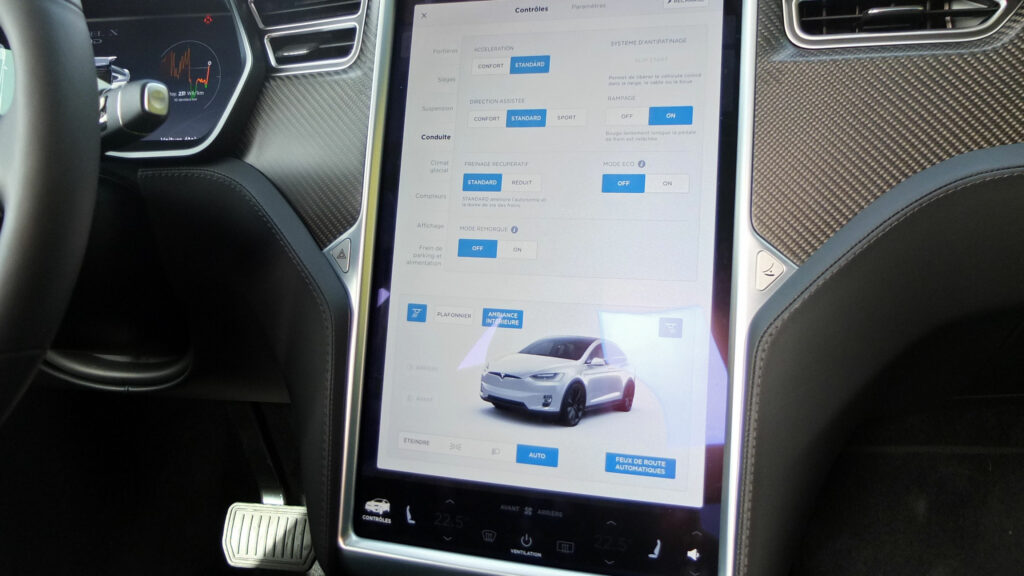 Tesla Model X réglage de la conduite // Source : Raphaelle Baut pour Numerama Tesla Model X réglage de la conduite // Source : Raphaelle Baut pour Numerama
