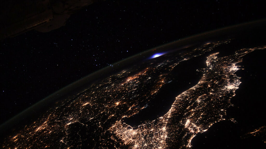 L'étonnante lumière bleue photographiée par Thomas Pesquet. // Source : Flickr/CC/ESA/NASA–T. Pesquet (photo recadrée)