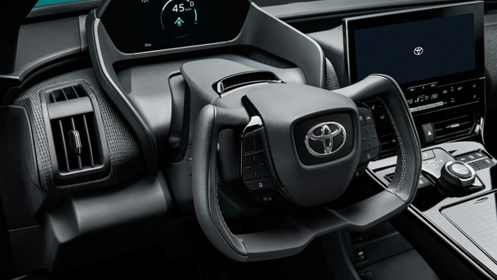 Volant en option façon Yoke de Tesla // Source : Toyota Japan Volant en option façon Yoke de Tesla // Source : Toyota Japan