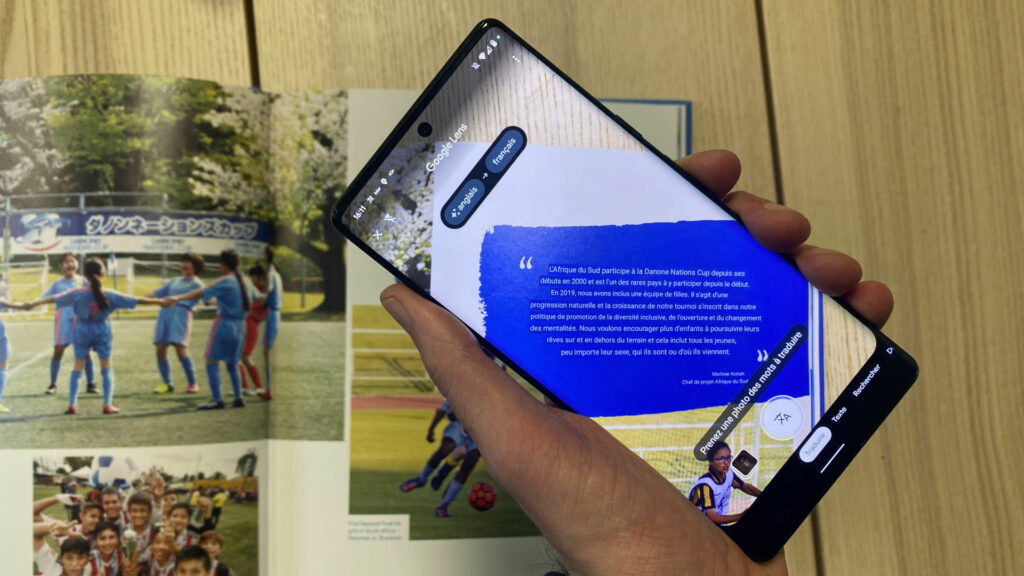 Le Pixel 6 pro est capable de faire de la reconnaissance et de la traduction de texte en direct // Source : Photo Numerama