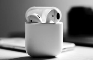 airpods 2 boitier charge filaire unsplash