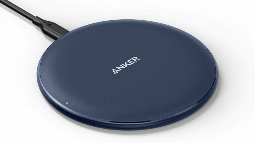 Un chargeur sans-fil permet de poser son mobile pour le recharger, sans se poser de questions // Source : Anker