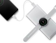 La batterie externe sans fil peut recharger un smartphone et une montre connectée en même temps // Source : Samsung.