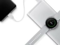 La batterie externe sans fil peut recharger un smartphone et une montre connectée en même temps // Source : Samsung.