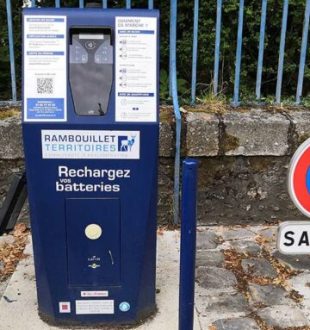 Borne de recharge publique de Rambouillet // Source : Raphaelle Baut pour Numerama
