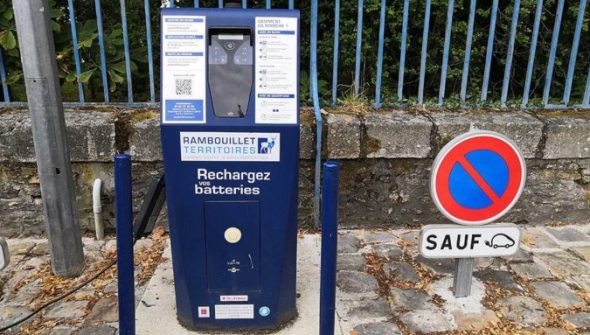 Borne de recharge publique de Rambouillet // Source : Raphaelle Baut pour Numerama