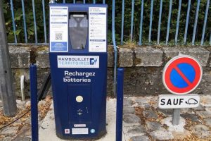 Borne de recharge publique de Rambouillet // Source : Raphaelle Baut pour Numerama Borne de recharge publique de Rambouillet // Source : Raphaelle Baut pour Numerama