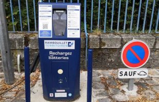 Borne de recharge publique de Rambouillet // Source : Raphaelle Baut pour Numerama Borne de recharge publique de Rambouillet // Source : Raphaelle Baut pour Numerama