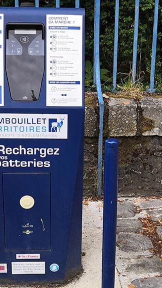 Borne de recharge publique de Rambouillet // Source : Raphaelle Baut pour Numerama Borne de recharge publique de Rambouillet // Source : Raphaelle Baut pour Numerama