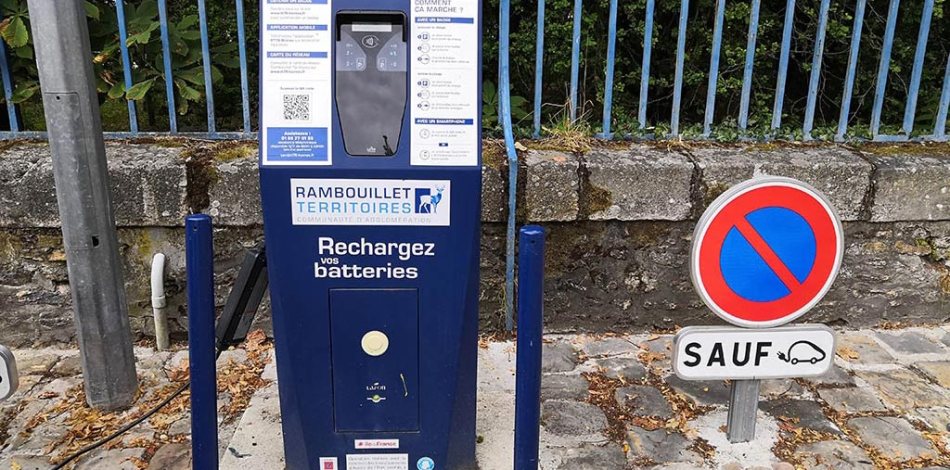 Borne de recharge publique de Rambouillet // Source : Raphaelle Baut pour Numerama Borne de recharge publique de Rambouillet // Source : Raphaelle Baut pour Numerama