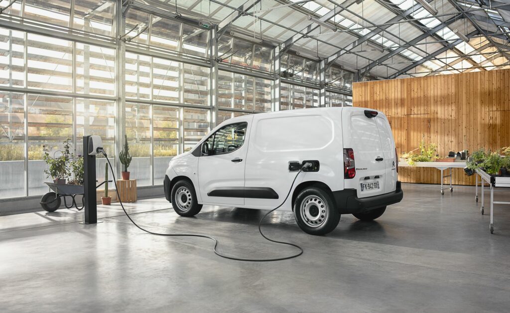 Avec ses 2350 m³, le ë-Berlingo Van de Citroën est un utilitaire parfait pour les professionnels amenés à se rendre dans des ZFE.